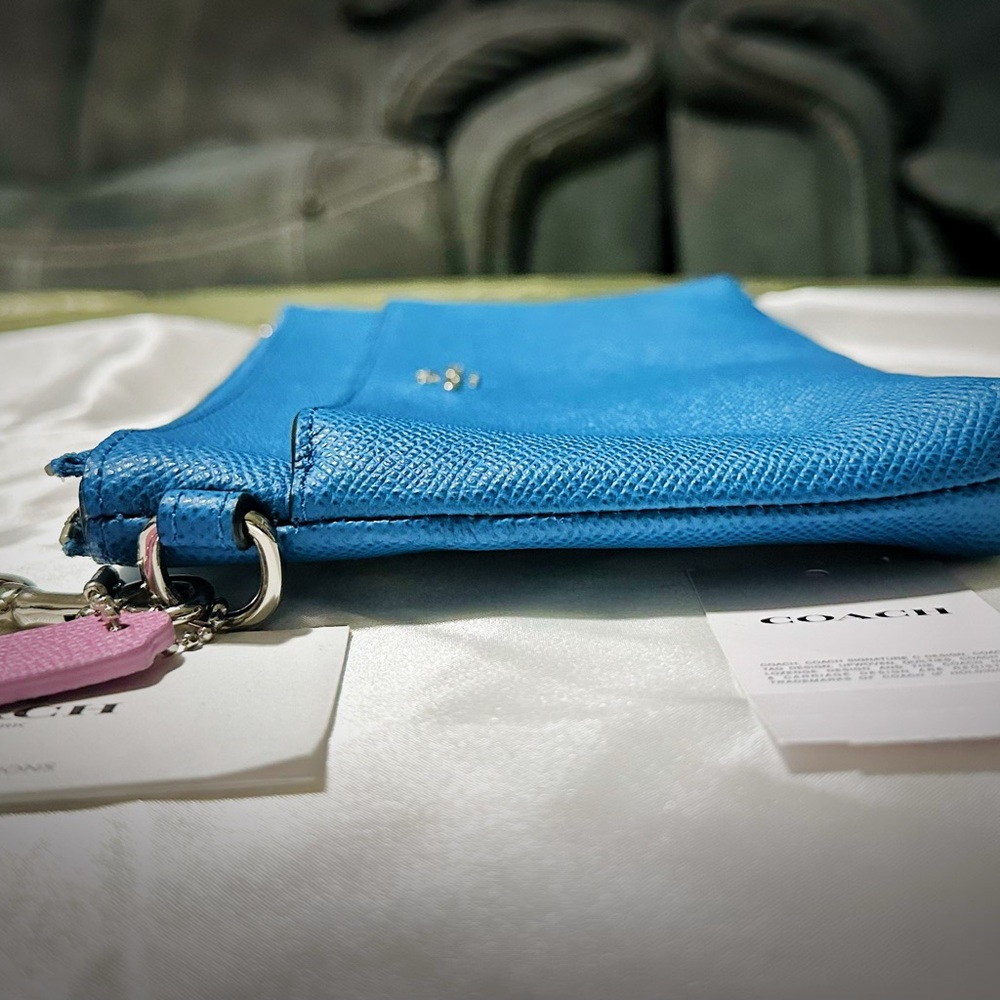 Coach Vibrant Blue Wristlet with Pink Accent new without tags - Picture 15 of 17